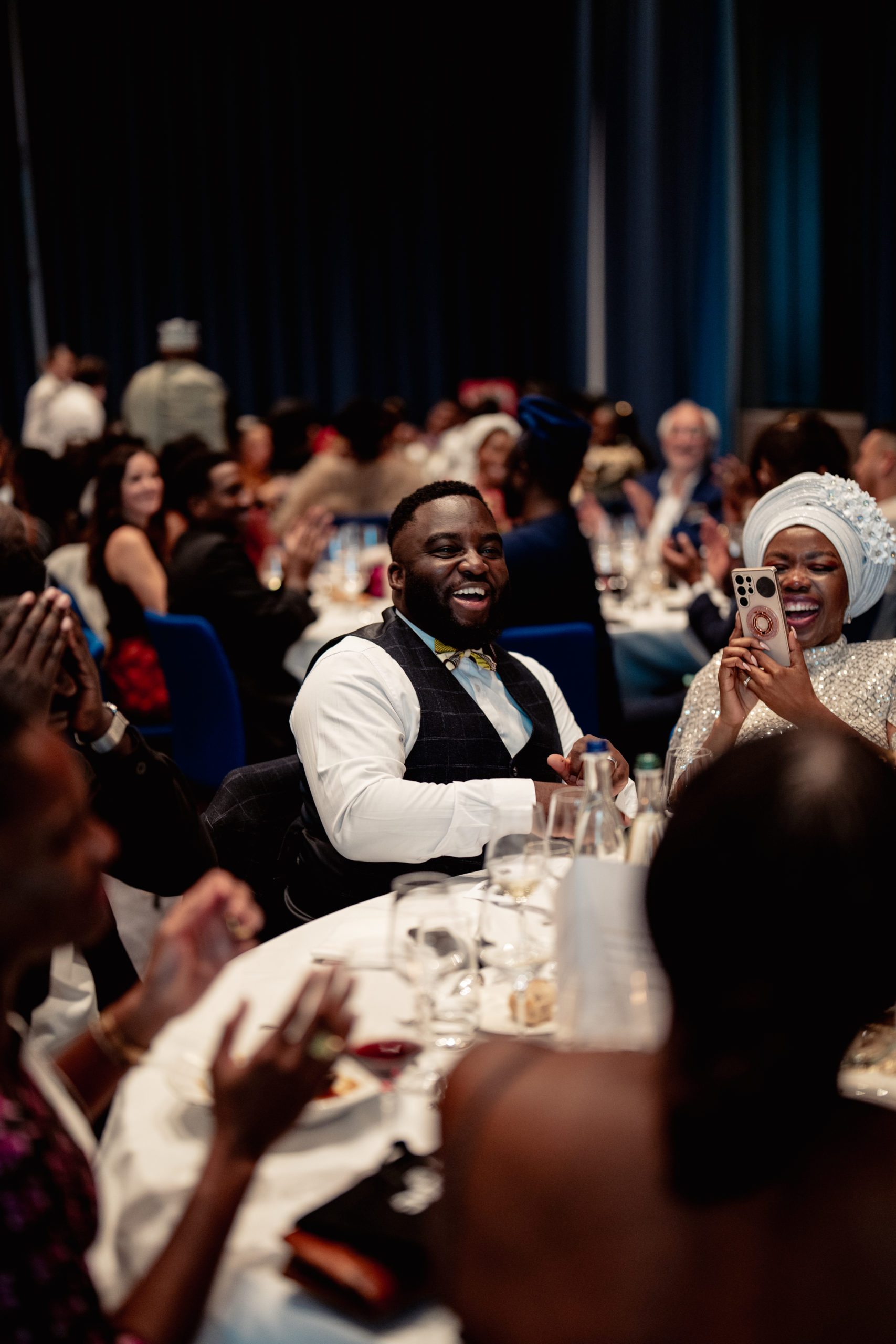 Invité.e.x.s du Gala FAANG 2025 qui partagent un moment de rire et de convivialité autour de la table.