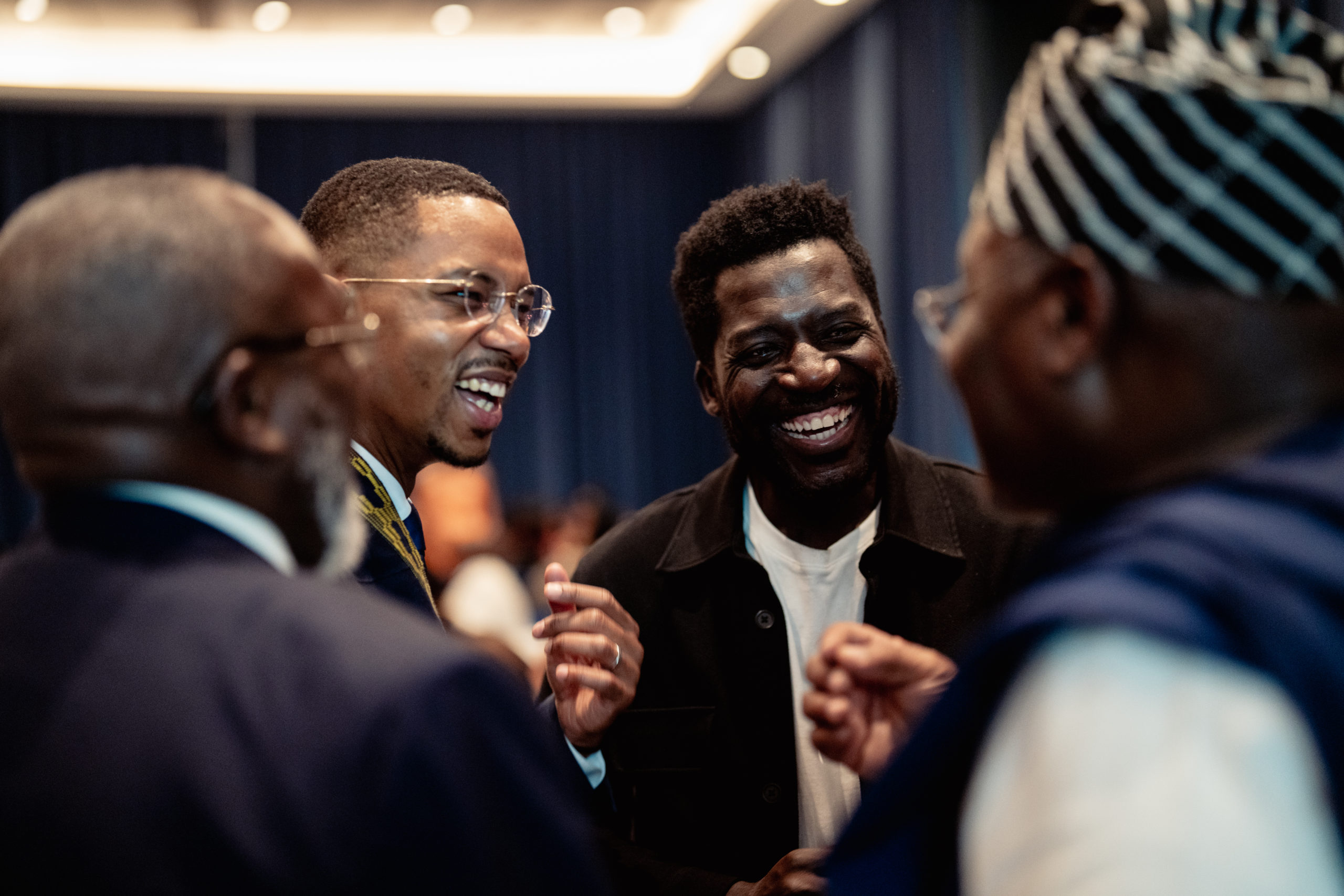 L'humoriste Donel Jack'sman échange un moment de rire avec des invités lors du Gala FAANG 2025 à Genève