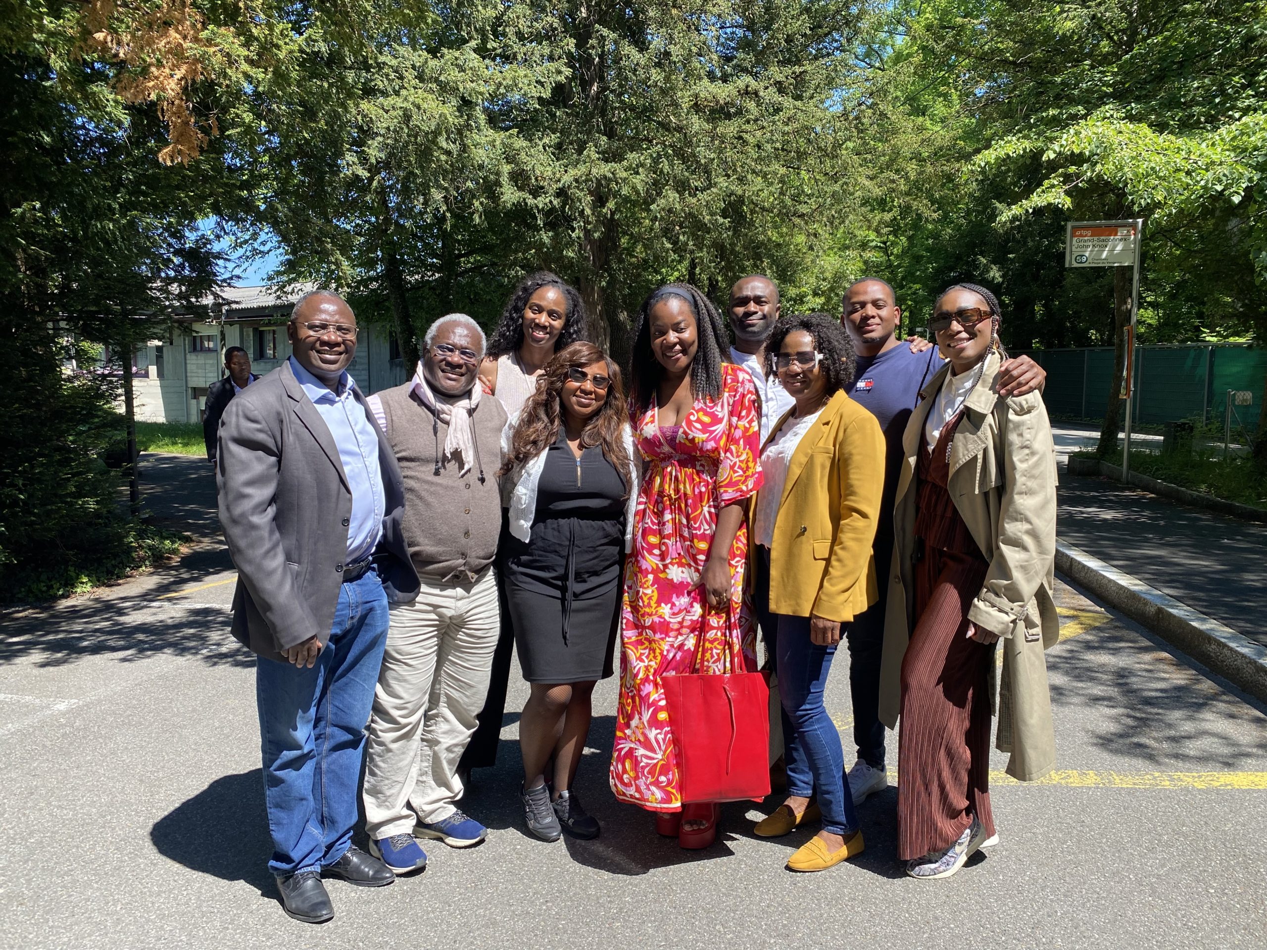 Photo de groupe du forum Afro-Cité sur la santé des afrodescendant.e.x.s à Genève avec représentant.e.x.s politiques, associatifs et membres de la FAANG