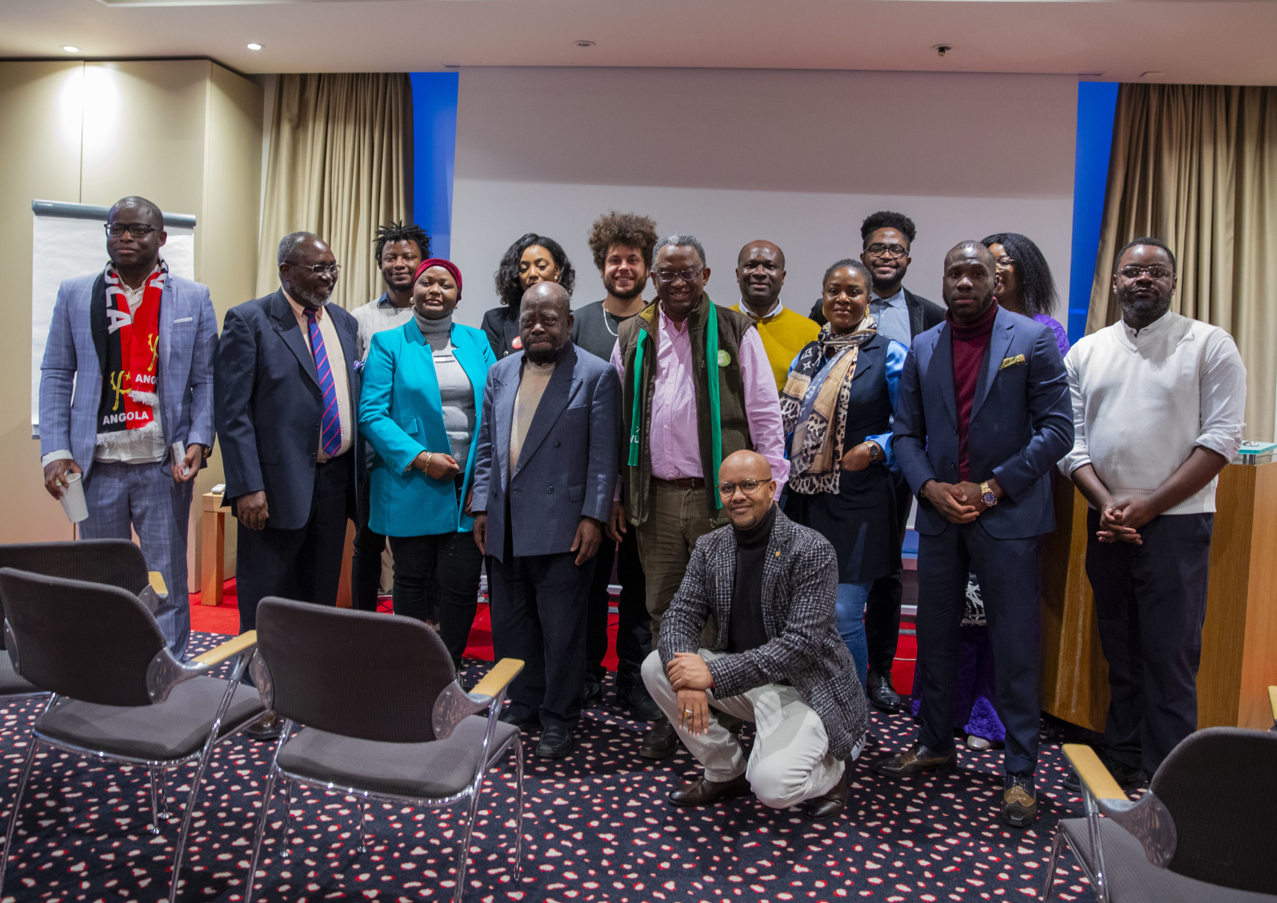 Photo de groupe des candidat.e.x.s aux élections communales du 23 mars 2025 lors de la rencontre politique du 22 février 2025 organisée par la FAANG